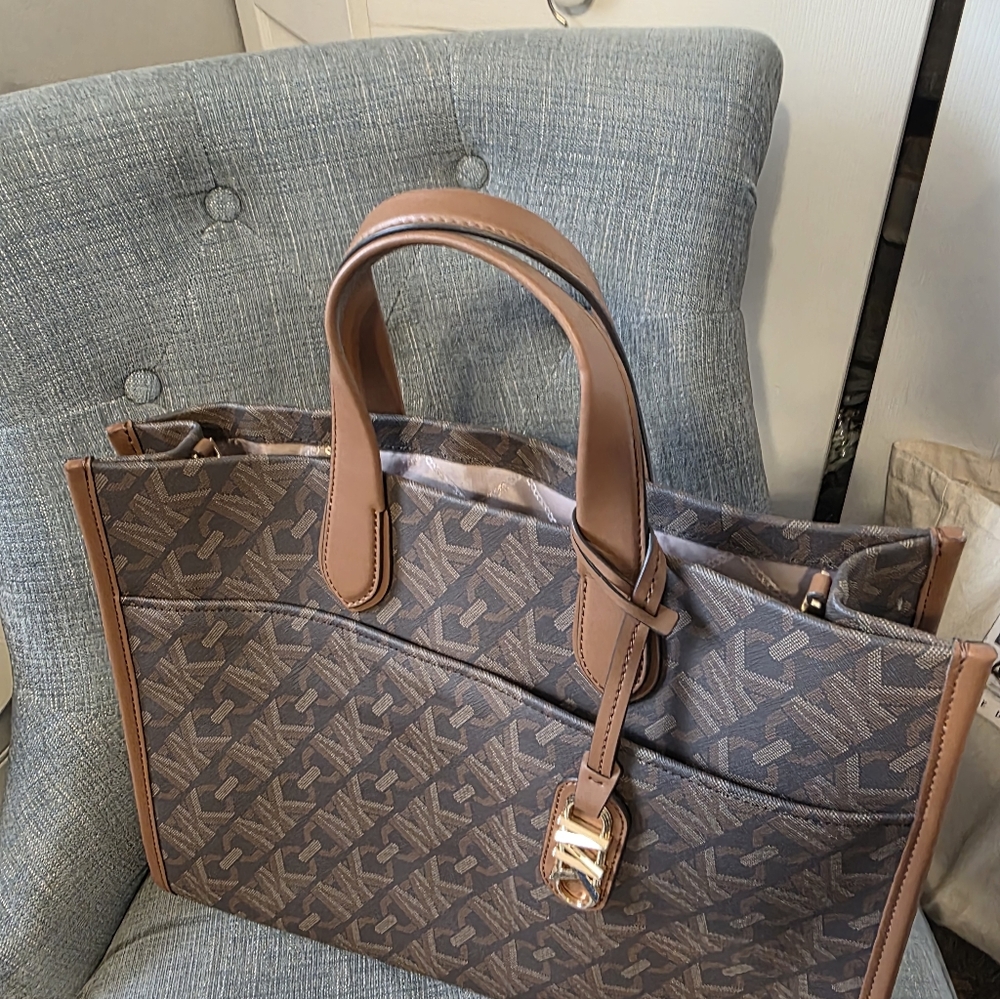 Mivhael Kors Brown Monogram Tote Bag - Picture 5 of 5